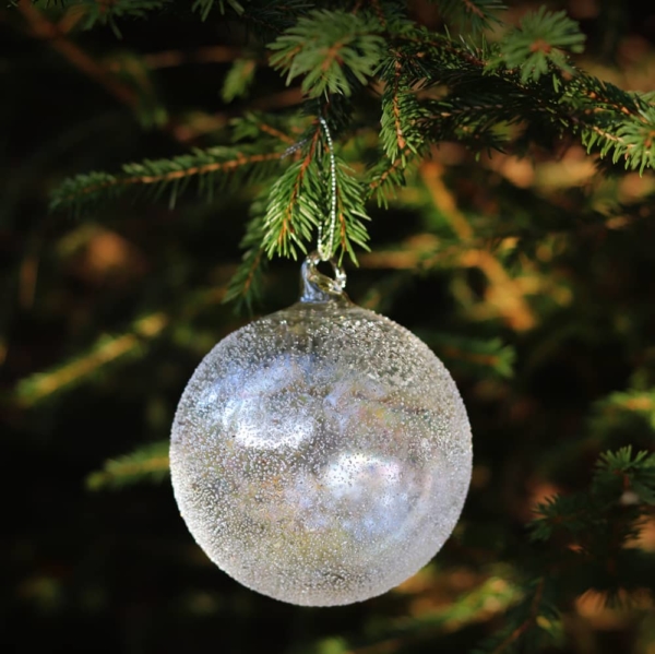 boule-de-noel-verre-irise-arc-en-ciel