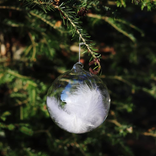 boule-de-noel-verre-plume-blanche-2