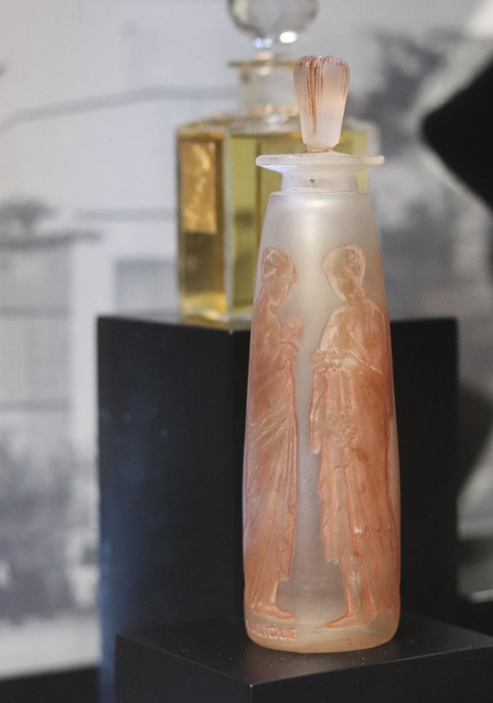 Flacon en verre incolore à décor de vestales patine sépia par Rene Lalique et François Coty