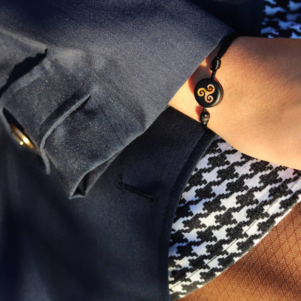 bracelet verre triskell breton sur cordon